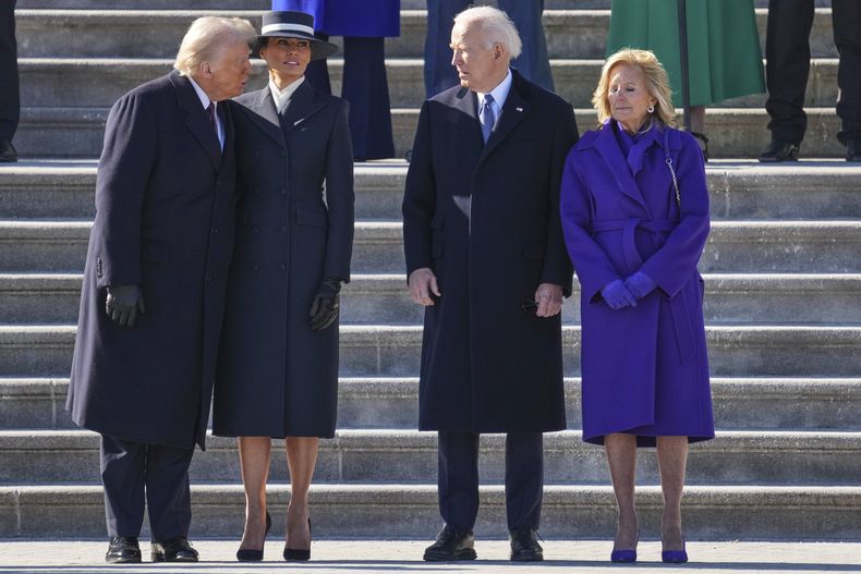 El presidente Donald Trump, a la izquierda, y la primera dama Melania Trump, segunda desde la izquierda, hablan con el expresidente Joe Biden, segunda desde la derecha, y Jill Biden antes de que los Biden aborden un helicóptero de la Marina para partir hacia la Base Conjunta Andrews después de la 60ª toma de posesión presidencial, el lunes 20 de enero de 2025, en el Capitolio de Estados Unidos en Washington. (Chris Kleponis/Pool Photo via AP)