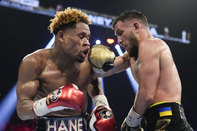 Devin Haney, a la izquierda, combate contra Vasiliy Lomachenko en un combate de peso ligero el sábado 20 de mayo de 2023 en Las Vegas. Haney ganó por decisión unánime. (AP Foto/John Locher)