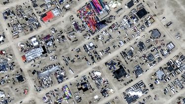 En esta imagen satelital, proporcionada por Maxar Technologies, se ofrece una toma aérea del festival Burning Man el domingo 27 de agosto de 2023, en Black Rock, Nevada. (©2023 Maxar Technologies vía AP)