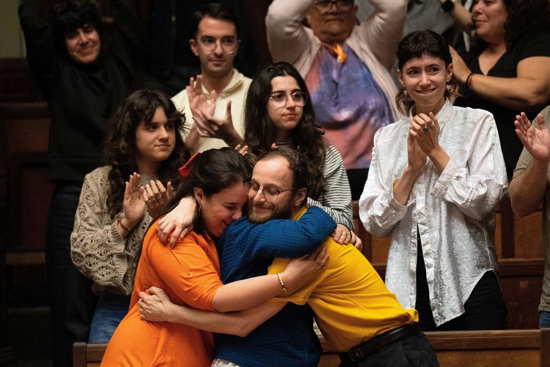 Varias personas festejan después de que el Senado de Uruguay aprobó una ley que despenaliza la eutanasia, el miércoles 15 de octubre de 2025, en Montevideo, Uruguay. (AP Foto/Matilde Campodónico)