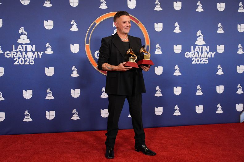 Alejandro Sanz, ganador de los premios a mejor álbum pop contemporáneo por ¿Y ahora qué? y grabación del año por Palmeras en el jardín, posa en la sala de prensa durante los Latin Grammy 2025 el jueves 13 de noviembre de 2025 en el MGM Grand de Las Vegas. (Foto AP/John Locher)