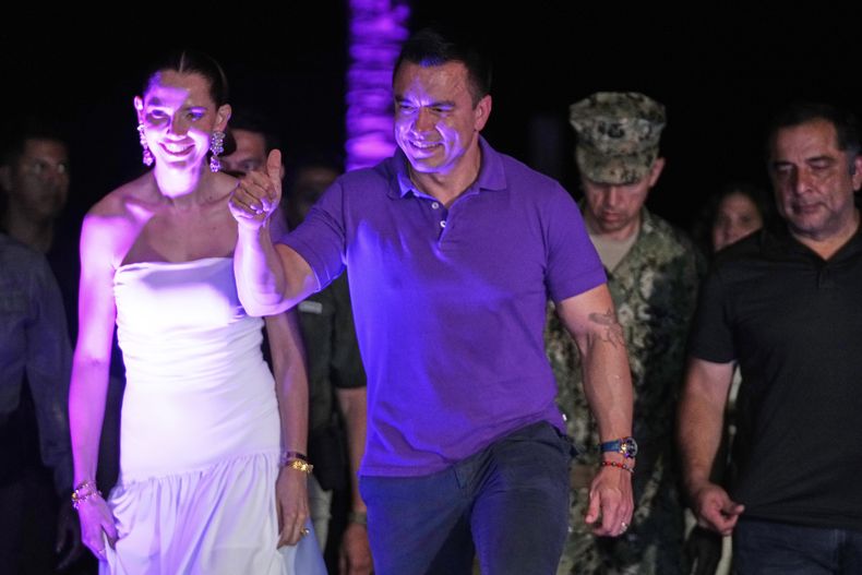 El candidato a la reelección y presidente Daniel Noboa llega, acompañado por su esposa Lavinia Valbonesi, para dirigirse a sus seguidores tras los primeros resultados que le daban la ventaja en el balotaje de las elecciones presidenciales en su casa en Olón, Ecuador, el domingo 13 de abril de 2025. (AP Foto/Fernando Vergara)