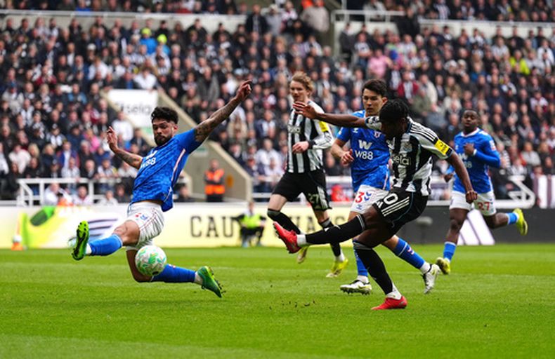 Anthony Elanga del Newcastle intenta disparar el balón frente a jugadores del Sunderland en el encuentro de la Liga Premier el domingo 22 de marzo del 2026.(Owen Humphreys/PA via AP)