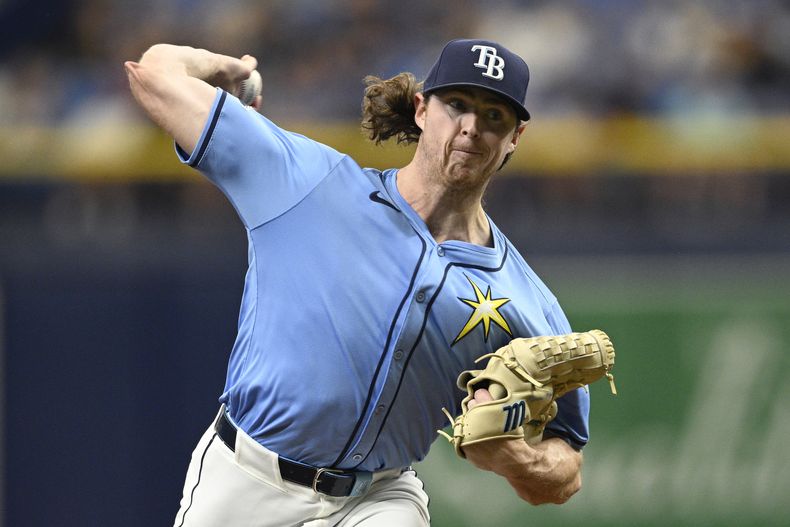 El pitcher de los Rays de Tampa Bay Ryan Pepiot lanza al plato en la primera entrada ante los Guardianes de Cleveland el domingo 14 de julio del 2024. (AP Foto/Phelan M. Ebenhack)