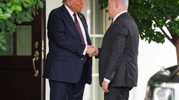 El presidente estadounidense Donald Trump, izquierda, saluda al primer ministro israelí Benjamin Netanyahu en la Casa Blanca, el lunes 29 de septiembre de 2025, en Washington. (AP Foto/Evan Vucci)