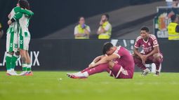Jude Bellingham del Real Madrid reacciona a la derrota mientras los jugadores del Real Madrid festejan tras el partido de La Liga el viernes 4 de septiembre del 2026. (AP Foto/Jose Breton)