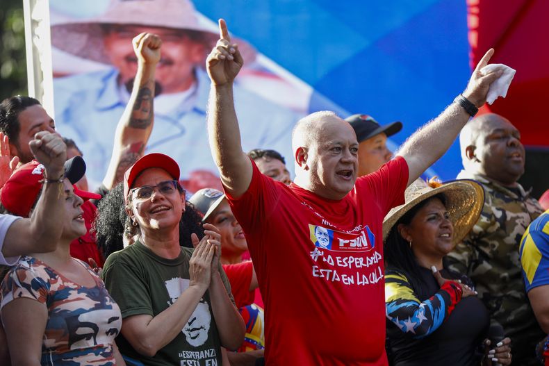 El Ministro del Interior de Venezuela, Diosdado Cabello, hace un gesto a los partidarios del gobierno en Caracas, Venezuela, el jueves 9 de enero de 2025, el día antes de la toma de posesión del presidente Nicolás Maduro para un tercer mandato. (AP Foto/Cristian Hernández)