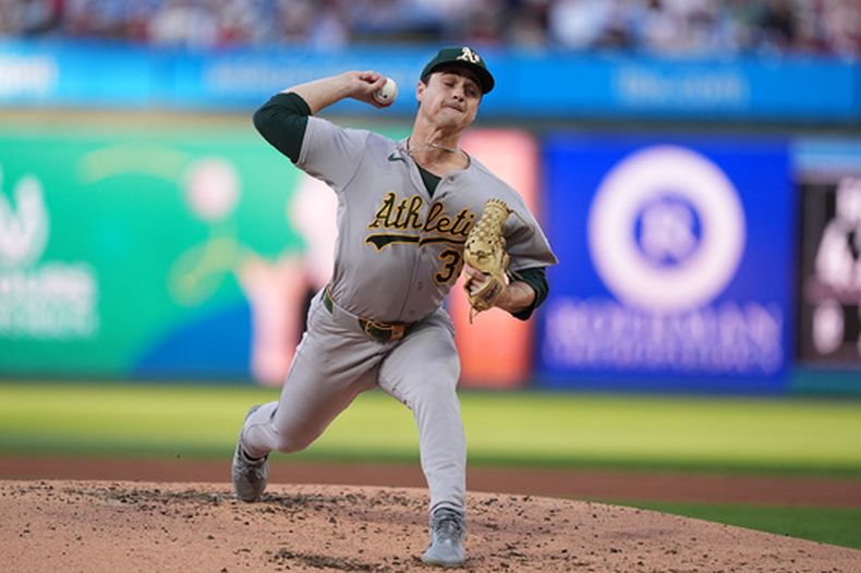 Jeffrey J.T. Ginn de los Atléticos lanza en la primera entrada del juego ante los Filis de Filadelfia el jueves 7 de mayo del 2026. (AP Foto/Matt Rourke)