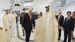 El emir de Qatar, el jeque Tamim bin Hamad Al Thani, recibe al presidente de Estados Unidos, Donald Trump, durante una ceremonia oficial de bienvenida en el Amiri Diwan en Doha, Qatar, el miércoles 14 de mayo de 2025. (AP Foto/Alex Brandon)