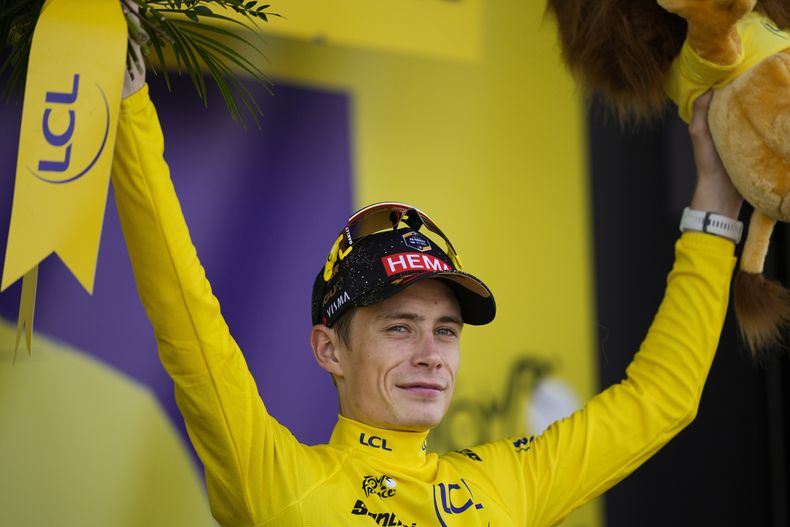 Jonas Vingegaard, con la casaca amarilla de líder general, en el podio tras la 18va etapa del Tour de Francia, el jueves 20 de julio de 2023, en Bourg-en-Bresse. (AP Foto/Daniel Cole)