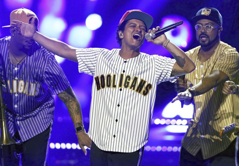 ARCHIVO - Bruno Mars se presenta en los Premios BET en el Microsoft Theater de Los Ángeles el 25 de junio de 2017. (Foto Matt Sayles/Invision/AP, archivo)