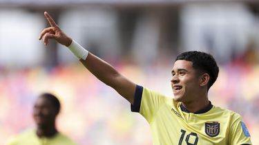Kendry Páez de Ecuador celebra tras convertir el primer gol de su equipo ante Fiji durante un partido del Grupo B del Mundial Sub20 en el estadio Madre De Ciudades de Santiago del Estero, Argentina, el viernes 26 de mayo de 2023. (AP Foto/Nicolás Aguilera)