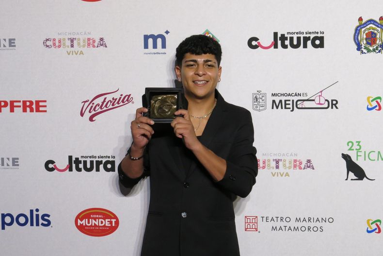 El actor Víctor Prieto de la película En el camino posa con su premio a mejor actor en la ceremonia de premiación de la 23a edición del Festival de Cine de Morelia, en Morelia, México, el viernes 17 de octubre de 2025. (Foto AP/Berenice Bautista)