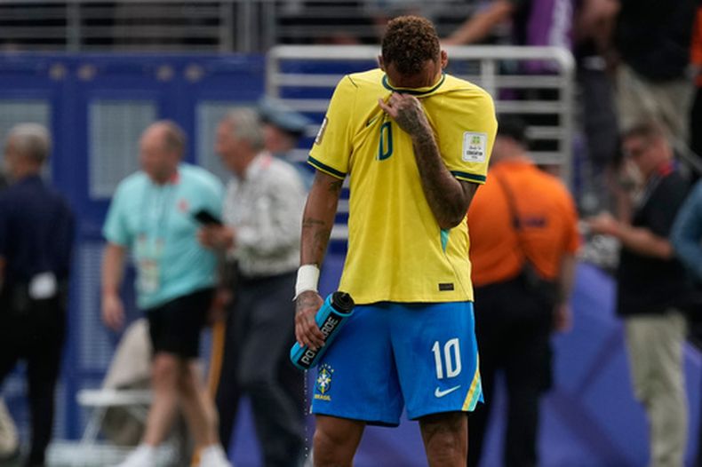 Neymar, de Brasil, llora la eliminación en el Mundial ante Noruega, el domingo 5 de julio de 2026 (AP Foto/Seth Wenig)