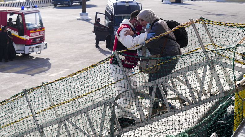 ARCHIVO - Una mujer, que forma parte de un grupo de 258 personas, incluidas sirias, egipcias, bangladesíes y sudsudanesas, rescatadas del mar el viernes en dos operaciones de rescate distintas, baja del barco de búsqueda y rescate Geo Barents de Médicos sin Fronteras en Salerno, sur de Italia, el lunes 9 de octubre de 2023. (AP Foto/Paolo Santalucia, Archivo)
