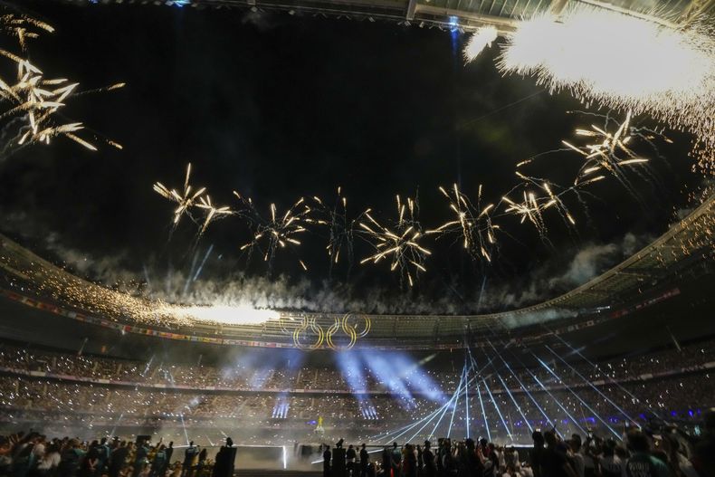 Fuegos artificiales iluminan el Stade de France durante la ceremonia de clausura de los Juegos Olímpicos, el domingo 11 de agosto de 2024, en Saint-Denis, Francia. (AP Foto/Natacha Pisarenko)