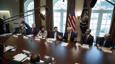 Trump da marcha atrás a cierre de frontera; sopesa aranceles