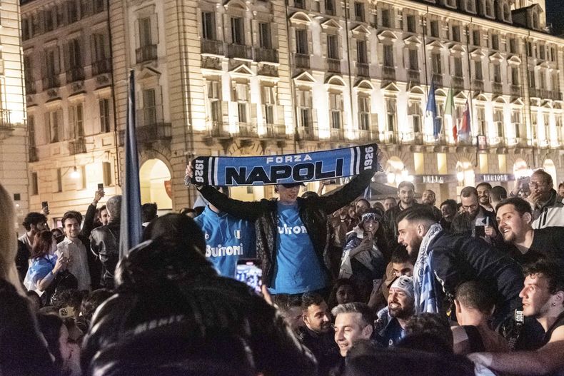 Los aficionados del Napoli celebran el jueves 4 de mayo en Napoles después de que el equipo confirmara la obtención del título de la Serie A. (Matteo Secci/LaPresse via AP)