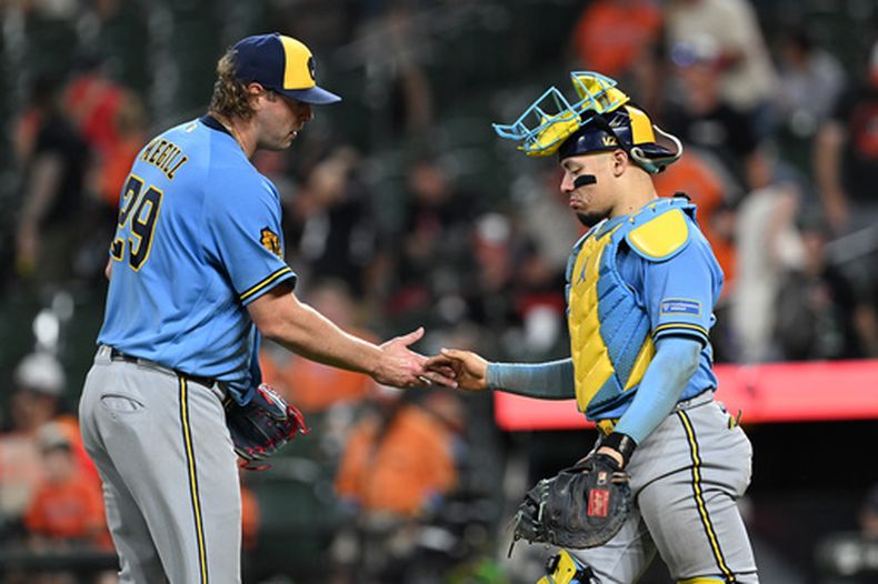 Trevor Megill (29) y William Contreras, derecha, la batería de los Cerveceros de Milwaukee, celebran la victoria contra los Orioles de Baltimore en el juego de béisbol de Grandes Ligas, el domingo 20 de septiembre de 2026, en Baltimore. (AP Foto/Gail Burton)
