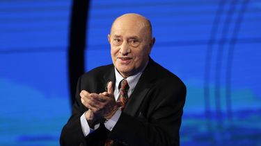 ARCHIVO - El escultor italiano Arnaldo Pomodoro asiste al programa de televisión estatal italiano RAI Che Tempo che Fa, en Milán, Italia, el domingo 18 de diciembre de 2016. (Foto AP/Antonio Calanni)