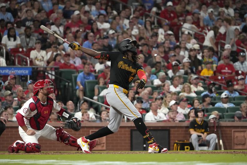 El dominicano Oneil Cruz, de los Piratas de Pittsburgh, conecta un elevado de sacrificio para empujar a Andrew McCutchen en el juego del 11 de junio de 2024, ante los Cardenales de San Luis (AP Foto/Jeff Roberson)