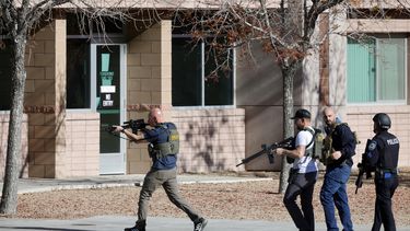 Agentes de las fuerzas de seguridad ingresan a un edificio de la Universidad de Nevada campus Las Vegas luego de recibir reportes de un tirador activo, el miércoles 6 de diciembre de 2023, en Las Vegas. (Steve Marcus/Las Vegas Sun vía AP)