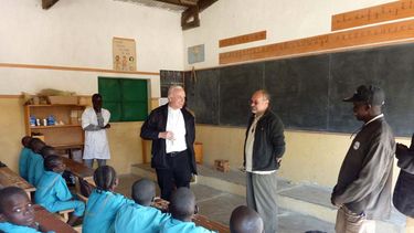 americateve | Esta foto difundida por la di&oacute;cesis de Vicenza el 5 de abril del 2014 muestra al obispo de Vicenza, Beniamino Pizziol, segundo de la izquierda, flanqueado por el padre Gianantonio Alllegri, segundo de la derecha, durante una visita a la escuela pri