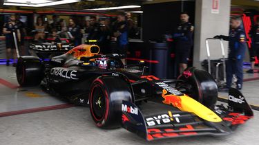 El piloto de Red Bull, Sergio Pérez, sale de los pits durante la tercera práctica libre previo al Gran Premio de México, en el Autódromo Hermanos Rodríguez, en la Ciudad de México, el sábado 26 de octubre de 2024. (AP Foto/Moisés Castillo)
