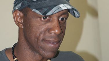 americateve | 'No voy a gastar mis neuronas ni mi saliva en eso', dice el músico y rechaza las acusaciones. 'Vine a Estados Unidos a cantar mis canciones. No vine a hacer política'.