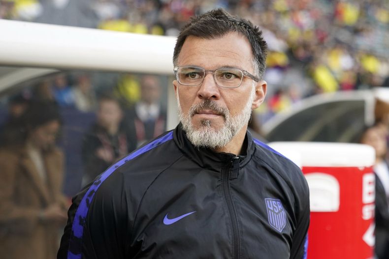Anthony Hudson, técnico de la selección de Estados Unidos, espera el inicio de un partido amistoso ante Colombia, el sábado 28 de enero de 2023, en Carson, California (AP Foto/Marcio José Sánchez)