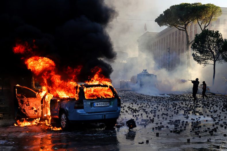 Un auto arde en medio de los enfrentamientos durante una protesta antigubernamental frente a la oficina del primer ministro en Tirana, Albania, el sábado 17 de octubre de 2026. (Foto AP/Hameraldi Agolli)