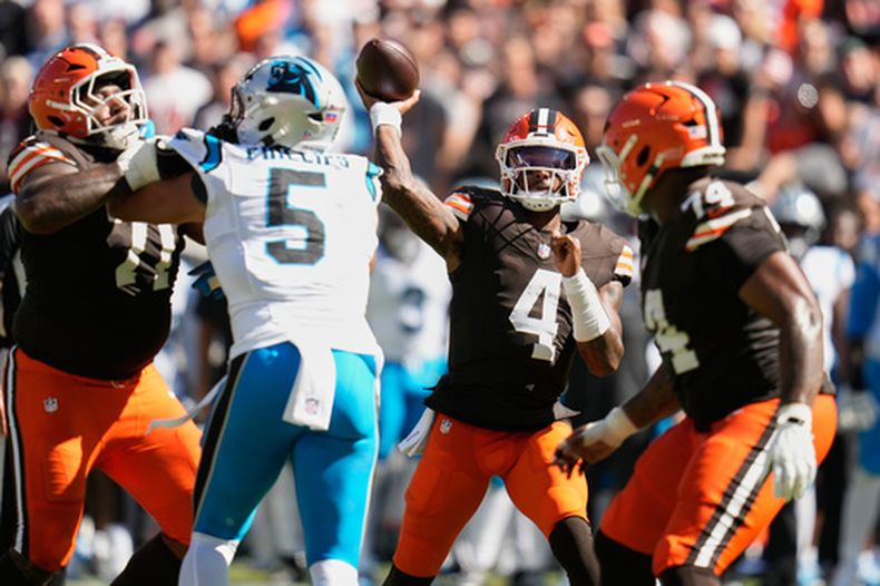 El mariscal de campo de los Cleveland Browns, Deshaun Watson (4), lanza el balón contra los Carolina Panthers durante la primera mitad de un partido de fútbol americano de la NFL en Cleveland, el jueves 27 de agosto de 2026. (Foto AP/Sue Ogrocki)