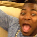 Peloteros cubanos festejan en un jet privado