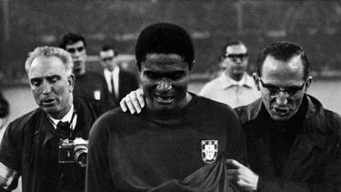 americateve | El astro portugu&eacute;s Eusebio llora mientras se retira de la cancha acompa&ntilde;ado despu&eacute;s de que Inglaterra derrotara 2-1 a Portugal en la semifinal del Mundial en Wembley, Londres, el 26 de julio de 1966. Eusebio, que naci&oacute; en Afric