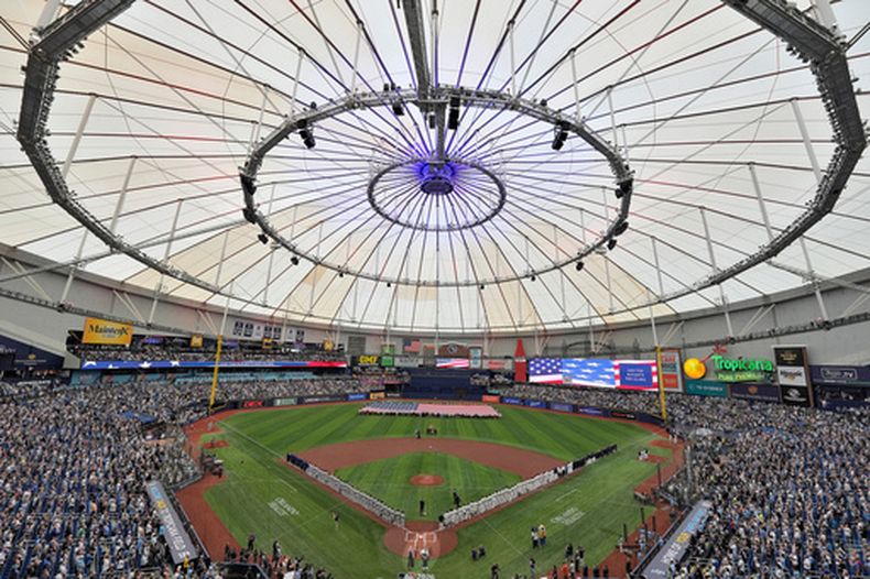 El artista country Eric Church entona el himno nacional de los Estados Unidos antes del encuentro entre los Rays de Tampa Bay y los Cachorros de Chicago en el remodelado Tropicana Field en St. Petersburg, Florida el lunes 6 de abril del 2026. (AP Foto/Chris OMeara)