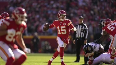 Con 4 pases de TD de Mahomes, Chiefs vencen 27-17 a Jaguars