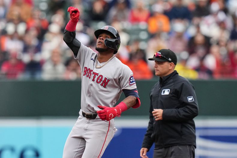 Ceddanne Rafaela de los Medias Rojas de Boston, a la izquierda, celebra tras conectar un doble durante la segunda entrada de un partido de béisbol contra los Orioles de Baltimore, el domingo 26 de abril de 2026, en Baltimore. (AP Foto/Stephanie Scarbrough)