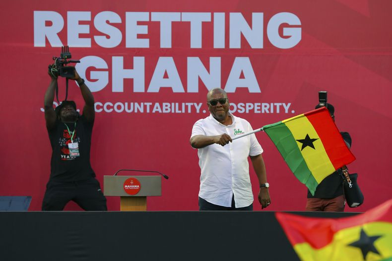 El expresidente de Ghana y aspirante a la presidencia del Congreso Democrático Nacional (NDC), John Mahama, ondea una bandera en el último mitin del partido en Acra, Ghana, el jueves 5 de diciembre de 2024, antes de las elecciones presidenciales. (AP Foto/Misper Apawu)
