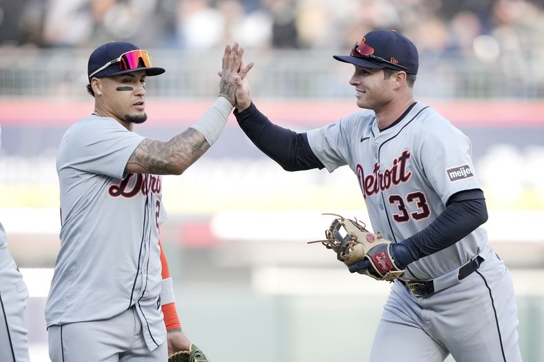 El puertorriqueño Javier Báez (izquierda) y Colt Keith, de los Tigres de Detroit, festejan el triunfo sobre los Medias Blancas de Chicago, el jueves 28 de marzo de 2024 (AP Foto/Charles Rex Arbogast)