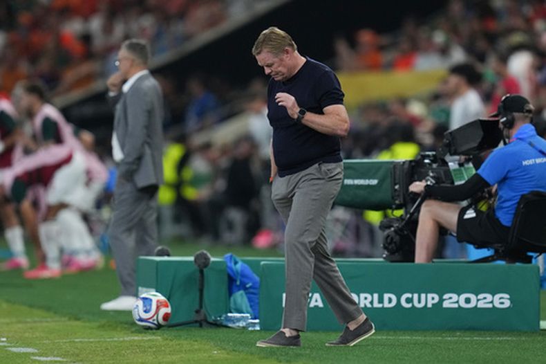 Ronald Koeman, entrenador de Holanda, reacciona durante el partido de dieciseisavos de final de la Copa del Mundo ante Marruecos, el lunes 29 de junio de 2026, en Monterrey, México (AP Foto/Dolores Ochoa)