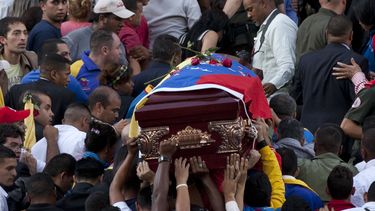 americateve | ARCHIVO - En esta foto del 2 de octubre de 2014, simpatizantes llevan el ata&uacute;d del asesinado diputado Robert Serra a su llegada a la Asamblea Nacional en Caracas, Venezuela. Las autoridades venezolanas ordenaron el viernes 17 de octubre de 2014 la