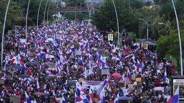 Manifestantes protestan contra un contrato minero recientemente aprobado entre el gobierno y la empresa minera canadiense First Quantum, el jueves 26 de octubre de 2023, en la ciudad de Panamá. (AP Foto/Arnulfo Franco)