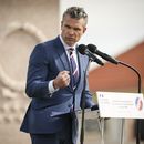 El secretario de Defensa de Estados Unidos, Pete Hegseth, pronuncia un discurso durante la ceremonia internacional que conmemora el 81er aniversario del desembarco del Día D, el viernes 6 de junio de 2025 en Utah Beach, Normandía. (AP Foto/Thomas Padilla)