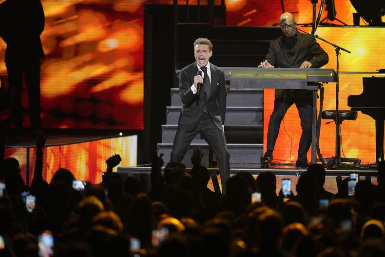 El cantante mexicano Luis Miguel se presenta en concierto en la Arena CDMX en la Ciudad de México, el martes 8 de octubre de 2024. (Foto AP/Eduardo Verdugo)