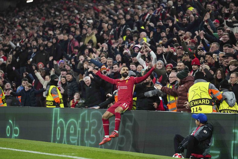 El egipcio Mohamed Salah festeja luego de anotar por el Liverpool en un partido de la Liga de Campeones ante Lille, el martes 21 de enero de 2025 (AP Foto/Jon Super)