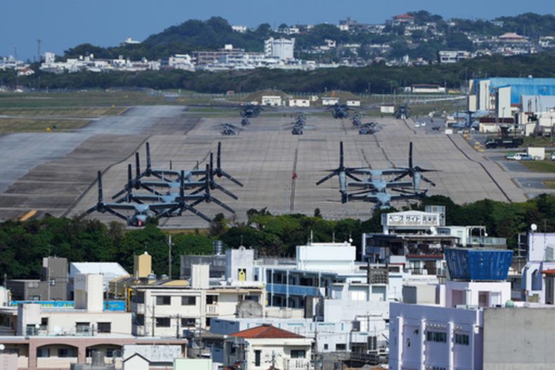Aeronaves estadounidenses en la base Futenma en Ginowan, en Okinawa, Japón, el 18 de febrero del 2025. (AP foto/Hiro Komae)