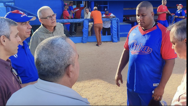 altos funcionarios de la dictadura se presentaron en el estadio latinoamericano para saludar a los jugadores que iran al clasico mundial de beisbol
