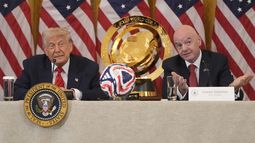 El presidente estadounidense Donald Trump escucha al presidente de la FIFA Gianni Infantino durante una reunión sobre la Copa Mundial 2025, en la Casa Blanca, el martes 6 de mayo de 2025. (AP Foto/Mark Schiefelbein)