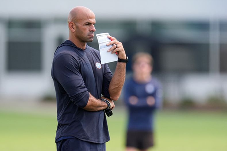 Robert Saleh, nuevo entrenador en jefe de los Titans de Tennessee, observa la práctica de su equipo durante el campamento de entrenamiento el miércoles 29 de julio de 2026, en Nashville, Tennessee. (AP Foto/George Walker IV)