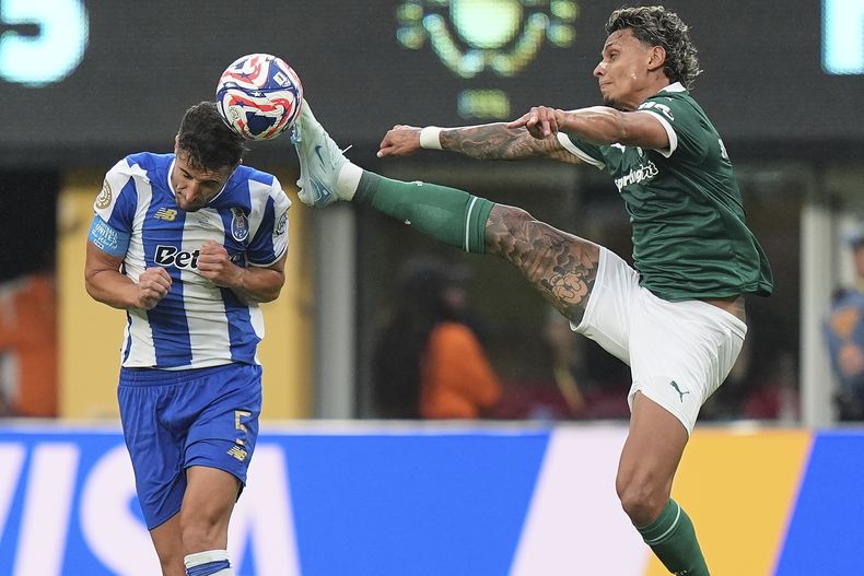 Richard Ríos (derecha) del Palmeiras de Brasil e Iván Marcano del FC Porto pugnan por el balón en el partido del Grupo A del Mundial de Clubes, el 15 de junio de 2025, en East Rutherford, Nueva Jersey. (AP Foto/Frank Franklin II)